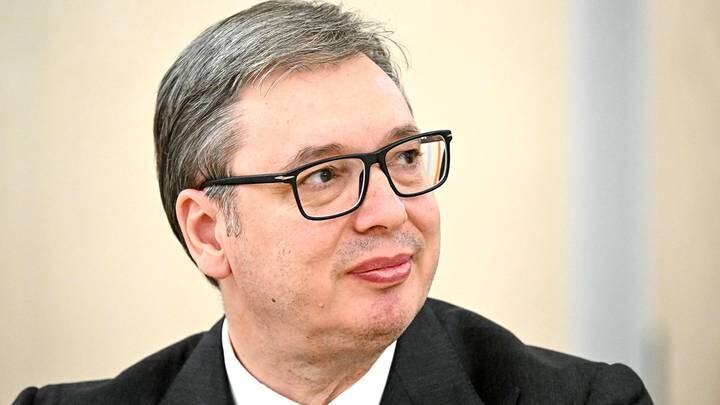 Вучич передал послу России письмо с поздравлением Путина с Днем Победы