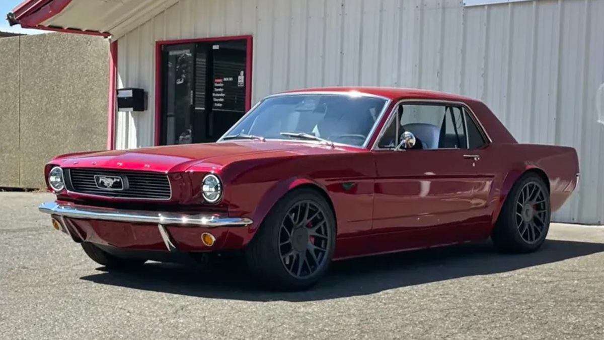    Переоборудованный Ford Mustang 1966 года выпуска