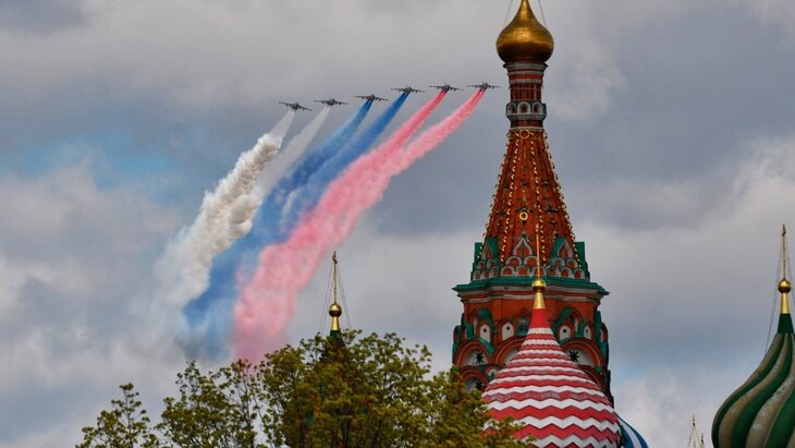 Российский флаг на Красной площадью. Пилотажная группа Су-25. Фото из открытых источников.