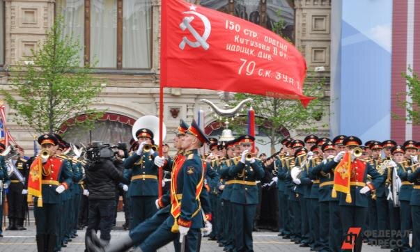 Знамя Победы на Параде Победы на Красной площади в Москве. Знамя, которое весь мир видит на Параде Победы - официальная копия. Оригинал  хранится в Центральном музее Вооруженных сил РФ. Фото из открытых источников.