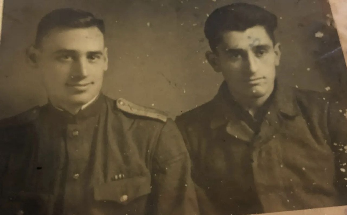 Два родных брата моей бабушки Иван и Василий - один из них воевал в звании майора, другой прошёл войну рядовым.