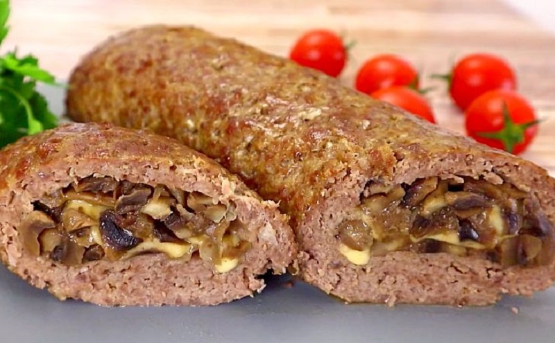 Мясной рулет с грибами и сыром: как из простого фарша создать царское блюдо для всей семьи 