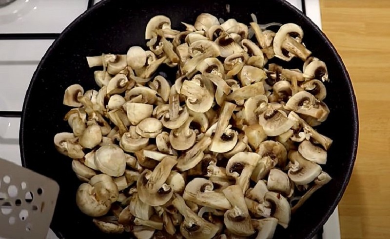 Мясной рулет с грибами и сыром: как из простого фарша создать царское блюдо для всей семьи 