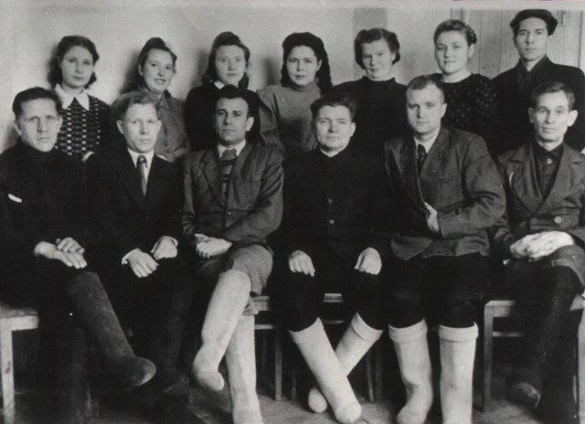 Валенки из отборного шлифованного войлока в 1930-х-50-х были безоговрочно престижной обувью и продавались в лучших магазинах СССР - в универмагах всесюзного треста "Главторг". Стоили они дорого. И заслужить такие валенки многим бывало даже проще, чем купить: они обозначали либо имущественное положение, либо уровень гражданско-профессиональных достижений. 