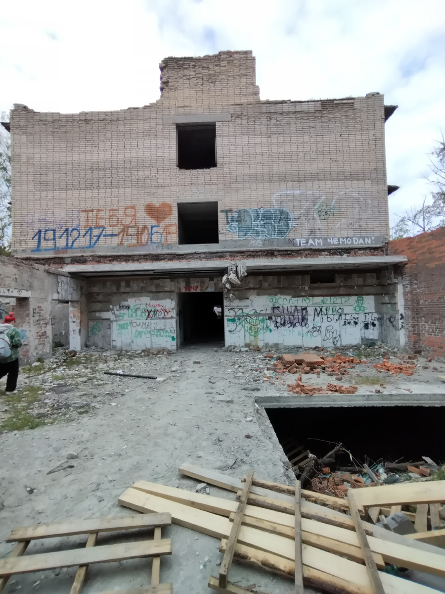 Со стороны входа в строение