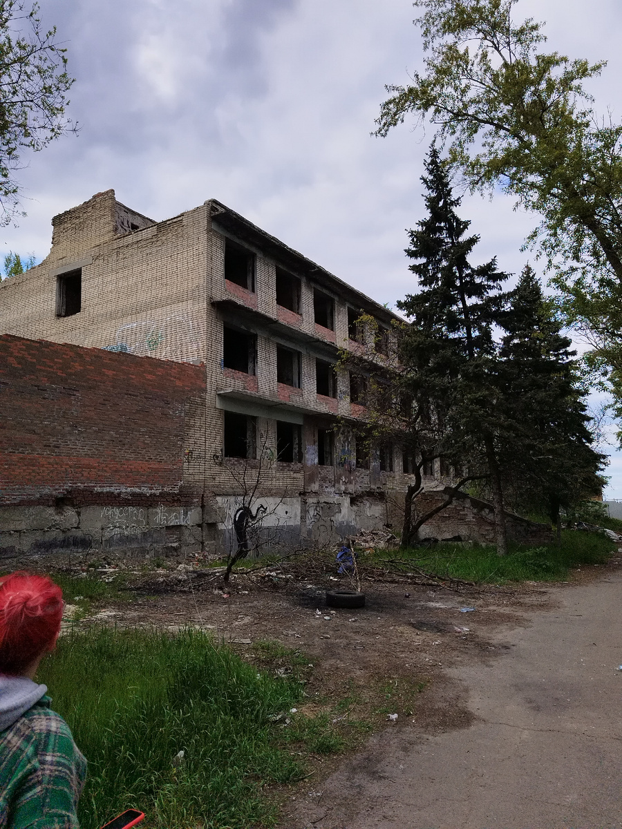 Уже очень разрушенный санаторий