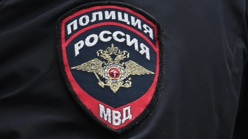 В Курске пьяная компания сняла с машины медработника аккумулятор, декоративные колпаки, магнитолу и колонки