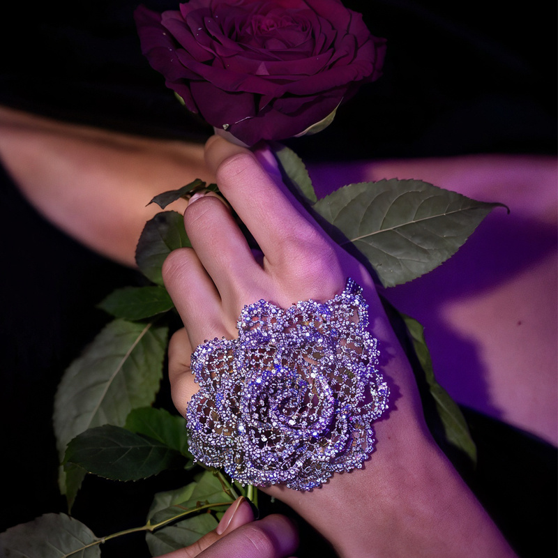 Украшение на ладонь Yeprem La Rose de Minuit («Полночная роза») из белого золота с бриллиантами