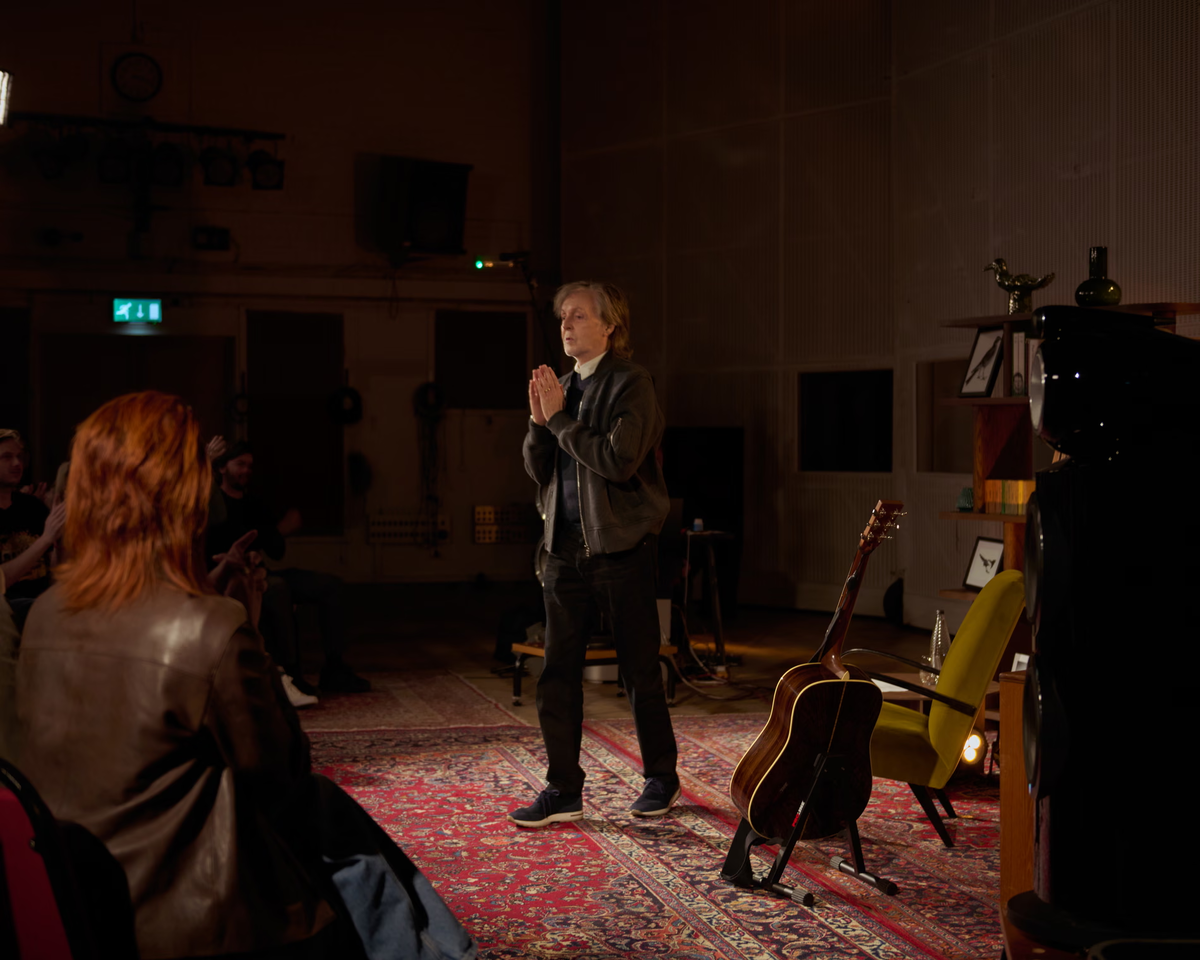 Пол Маккартни в лондонской студии Abbey Road во вторник. Фото: Сонни Маккартни