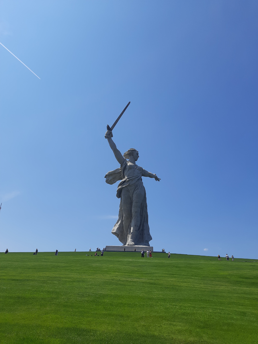 Историко-мемориальный комплекс «Героям Сталинградской битвы». Скульптура «Родина-мать зовет». 2023 г. Фото автора статьи Н.А. Высоцкой.