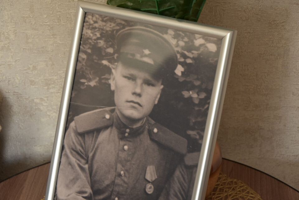   Поздравление фронтовика в Барнауле накануне Дня Победы. Источник: АКЗС