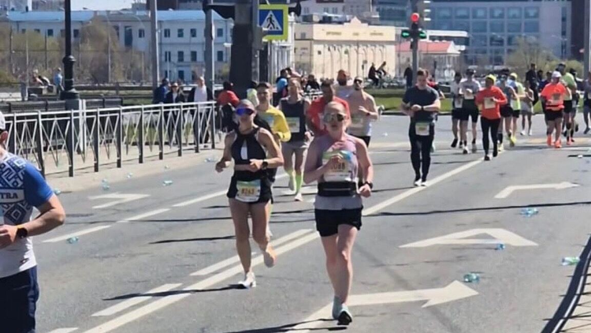    Дистанция массового забега была буквально усыпана пластиковыми бутылками.   Читательница Inkazan