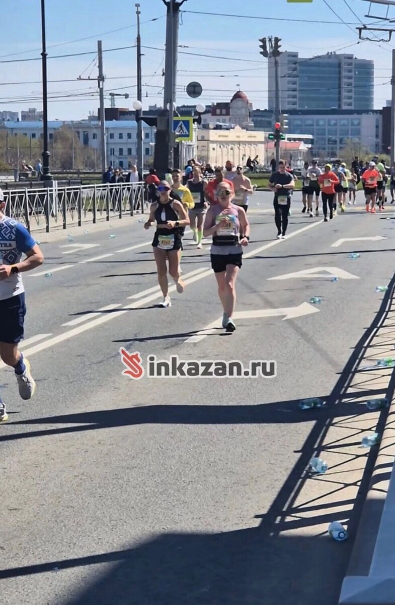    Вдоль дороги лежит действительно много пустых пластиковых бутылок   Читательница Inkazan