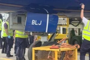 Не стой под грузом: Boeing 787 испортили, забыв убрать стремянку
