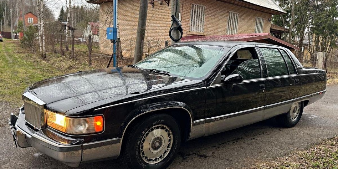 Простоял 19 лет в гараже: в России продают последний рамный седан Cadillac из 90-х
