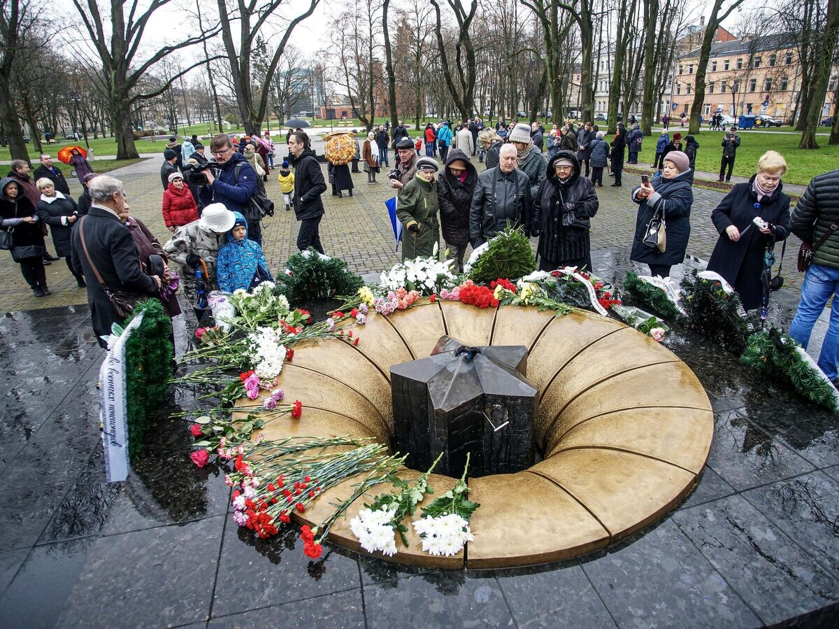    Вечный огонь у мемориала советским воинам в парке Дубровина в Даугавпилсе | © Sputnik / Стрингер