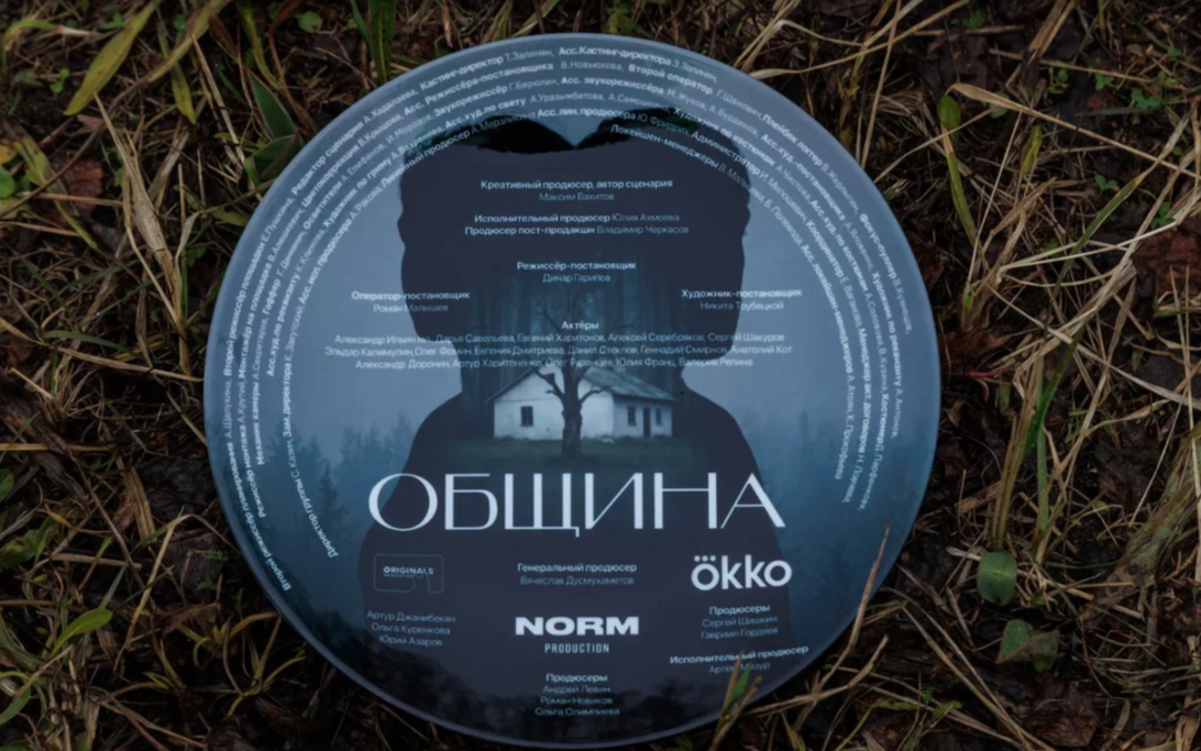 Красивая какая, стильная тарелочка, с загадкой. Такую даже разбивать жалко. 