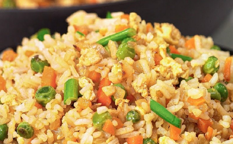 Жареный рис с яйцом и овощами: просто, быстро, всегда вкусно