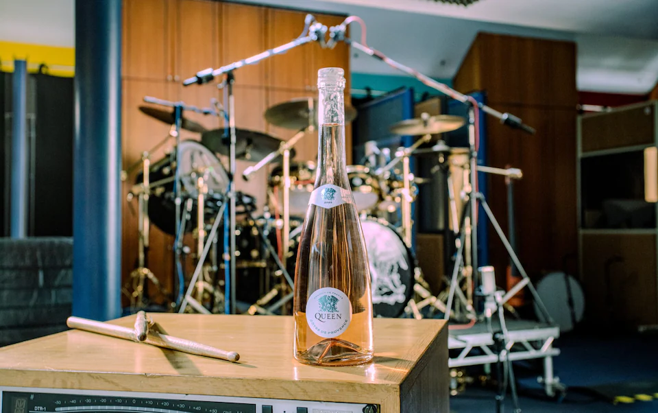 Вино Queen's Côtes de Provence Rosé – или Cuvée Rock n' Roll 2025 – стоит 18 фунтов за бутылку.