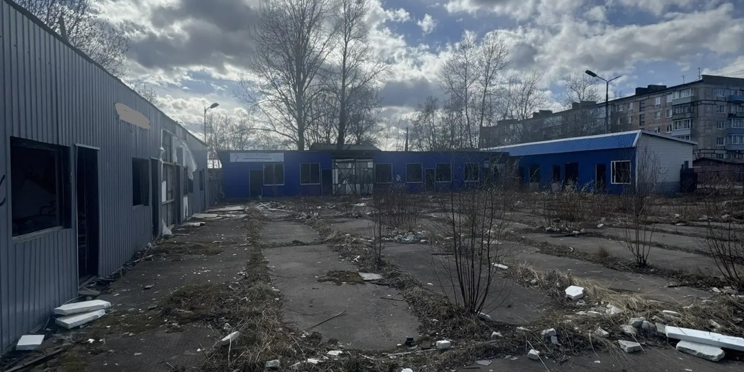 Заброшенный пустырь вместо торговой точки вырос в карельском городе