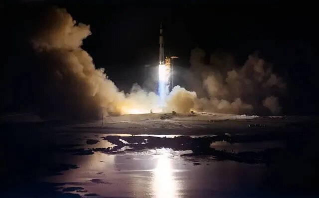 7 декабря 1972 года состоялся первый ночной старт ракеты «Сатурн-5». Она вывела на орбиту «Аполлон-17» — девятую и последнюю пилотируемую миссию программы «Аполлон», которая должна была доставить астронавтов на Луну.