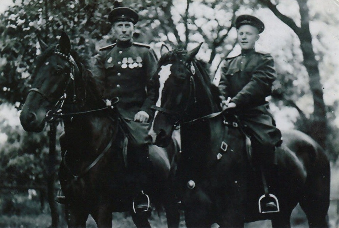 1945 г. Германия. Кавалерист из Мазейки Михаил Прокопьевич Подхалюзин (слева) с однополчанином. Отважный земляк дошёл до Берлина, сшил мундиры к Параду Победы и вернулся домой, где ждали его пятеро детей.