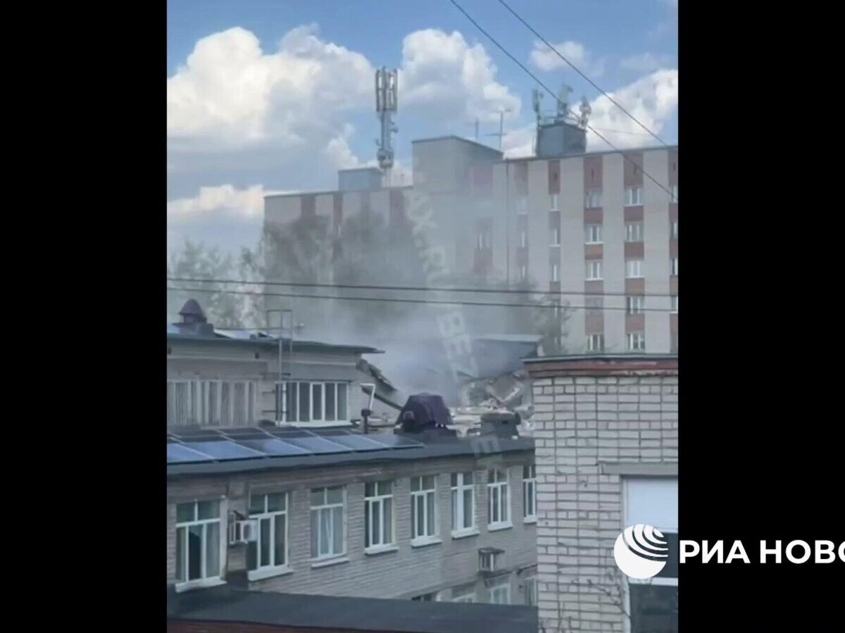    Рухнувшая крыша в колледже | © @BEZUMEKB