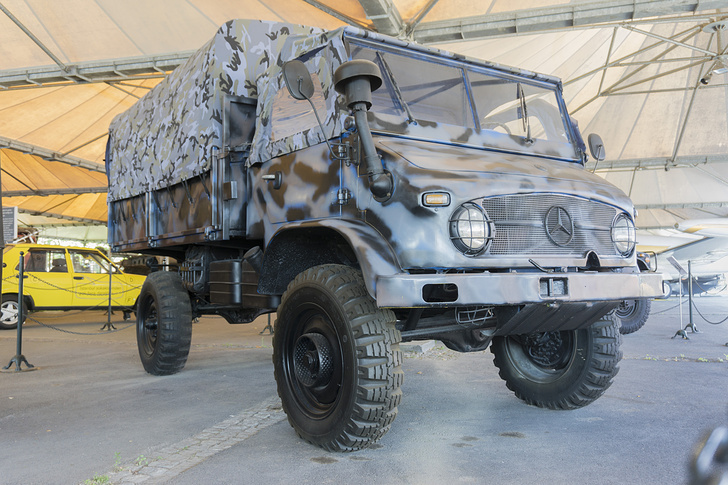    Mercedes-Benz Unimog 404   
Prophotoo/Shutterstock/FOTODOM