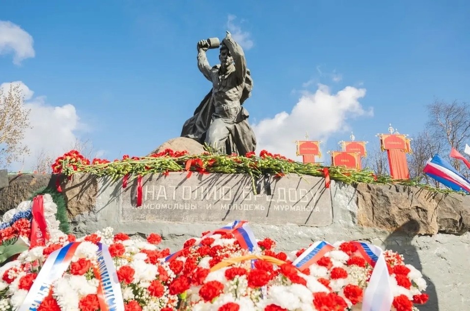    Цветы к подножию монумента возложили губернатор Андрей Чибис, председатель областной Думы Сергей Дубовой, представители ветеранских и общественных организаций, почетные граждане, школьники, кадеты и юнармейцы. Фото: Правительство Мурманской области