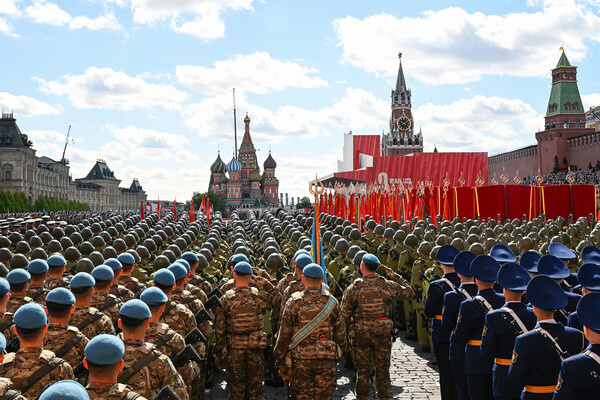 Парадные расчеты на Красной площади в Москве перед началом военного парада, посвященного 80-летию Победы в Великой Отечественной войне, 9 мая 2025 года / Пелагия Тихонова/РИА Новости   📷
