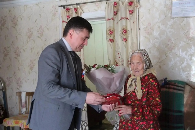В Спасском районе Татарстана поздравили труженицу тыла с наступающим Днем Победы