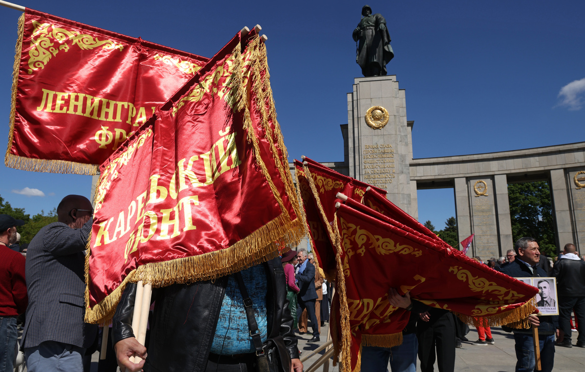    Советский военный мемориал в парке Тиргартен, Берлин  Sean Gallup/Getty Images