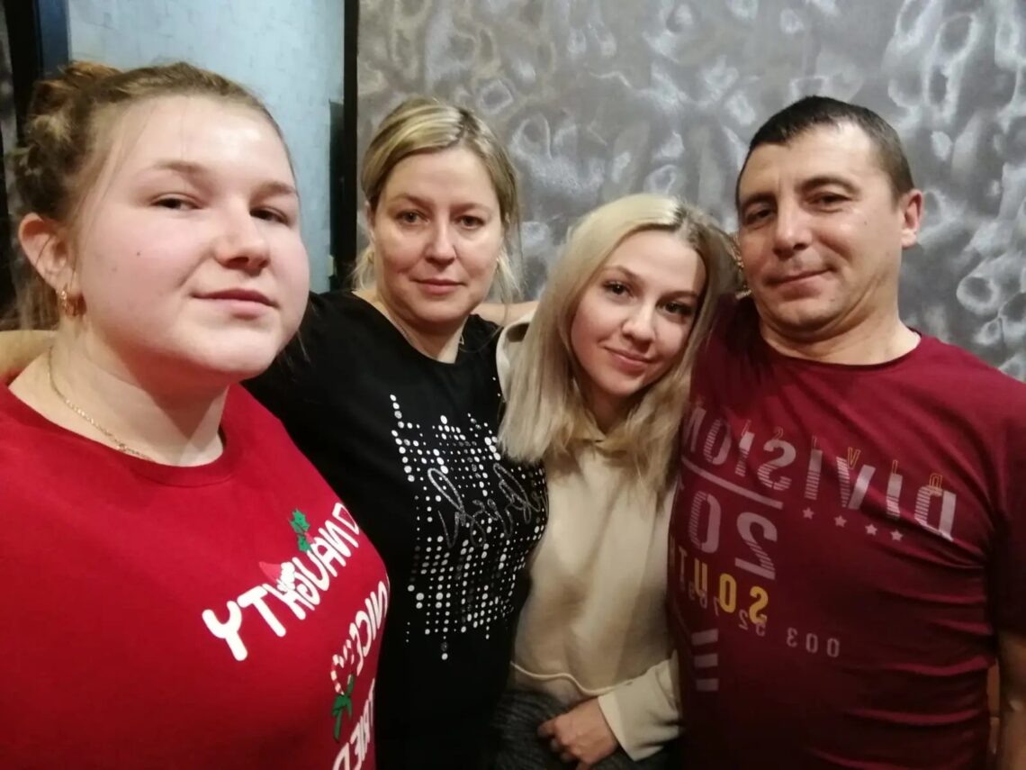 Нечасто семья С.В. Рудницкого оказывается в полном сборе: Сергей Владимирович и Лариса Николаевна с дочками Дашей и Алиной.
