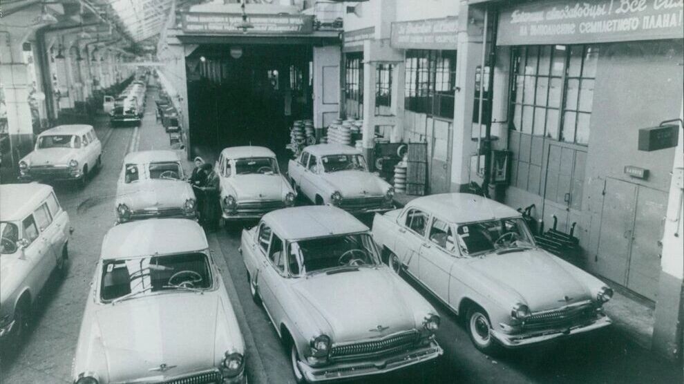    Производство автомобилей на Горьковском автозаводе в 1962–1963 гг.   pastvu.com / forum.simrussia.com