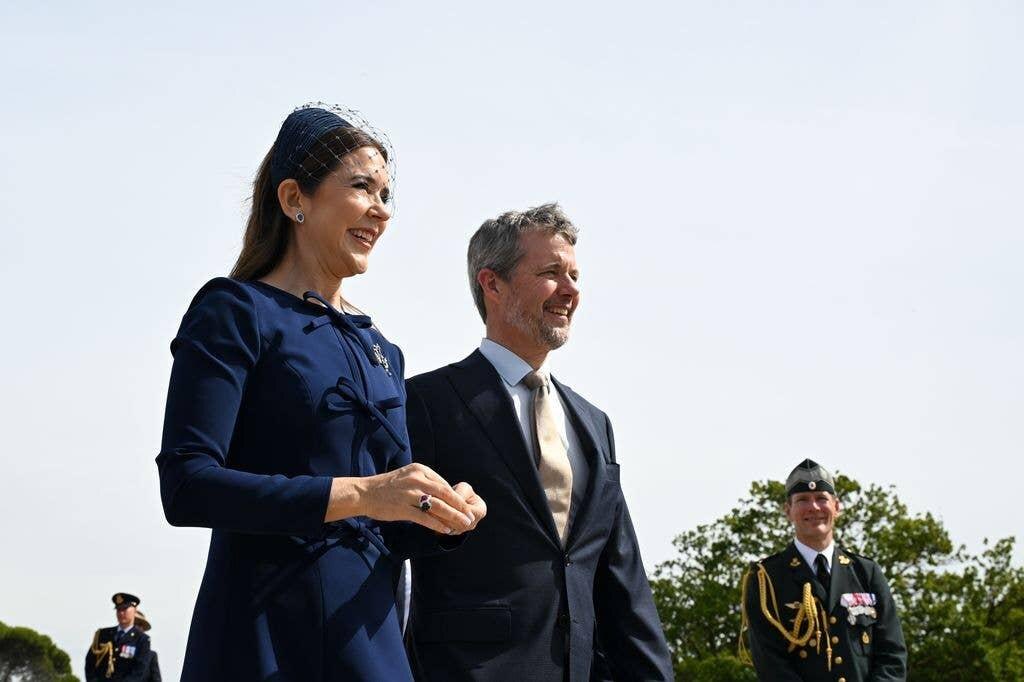    Источник: Getty Images | Королева Мария Датская и король Фредерик X Датский встретились с представителями общественности во время визита в Австралийский военный мемориал