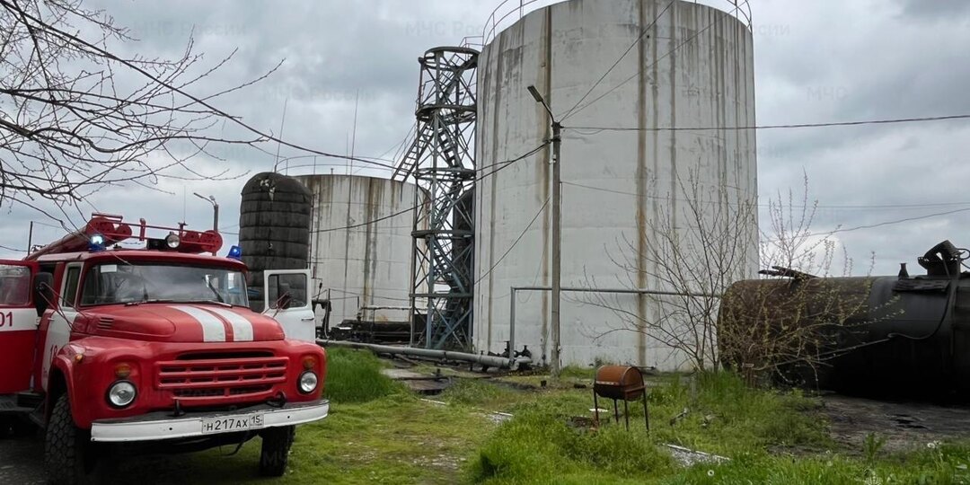 Пожарно-тактические учения прошли на нефтебазе в селении Эльхотово