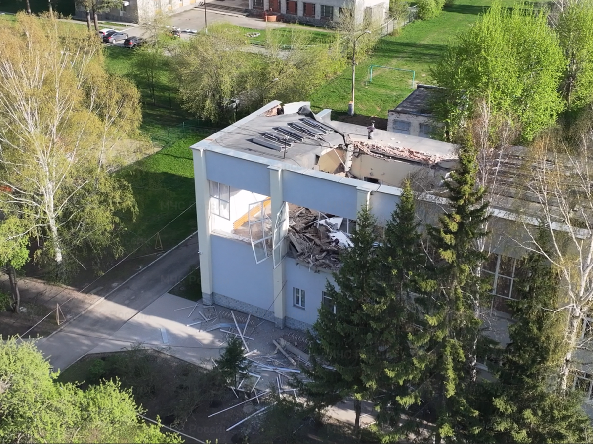    Место обрушения кровли учебного заведения в Екатеринбурге | © Фото : МЧС Свердловской области