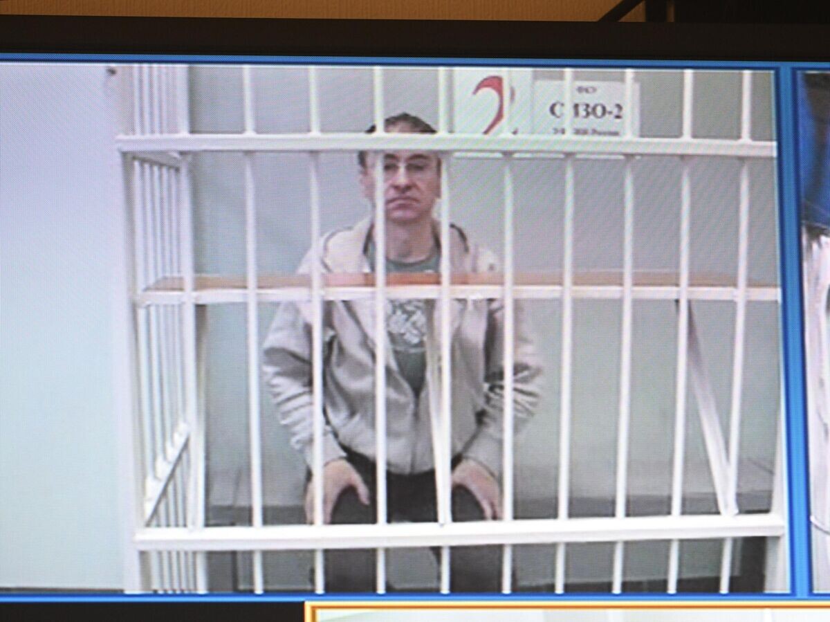    Исполнительный директор "Новой газеты" Олег Ролдугин, обвиняемый в незаконном использовании персональных данных, во время заседания в Московском городском суде | © РИА Новости / Михаил Воскресенский