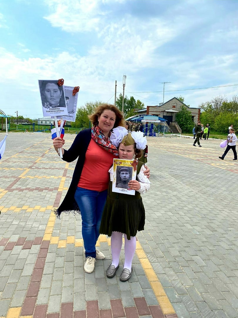 Дочери А.А. Поповой участвуют в шествии «Бессмертного полка», что проходит в Талицком Чамлыке. На фото мама Анна с дочкой Варварой. В руках у них портреты родственников-фронтовиков и тружеников тыла.