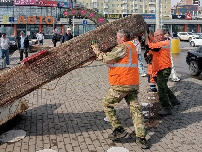 В Кирове из-за сильного ветра упал арт-объект