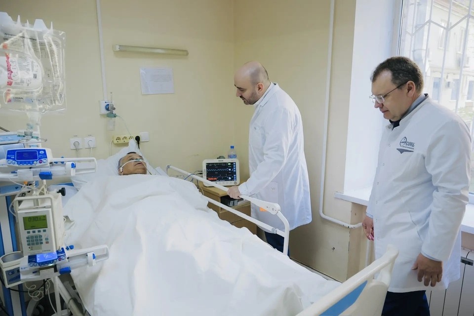    Мужчина был серьезно ранен на улице Демократической. Фото: канал Вячеслава Федорищева в МАКС