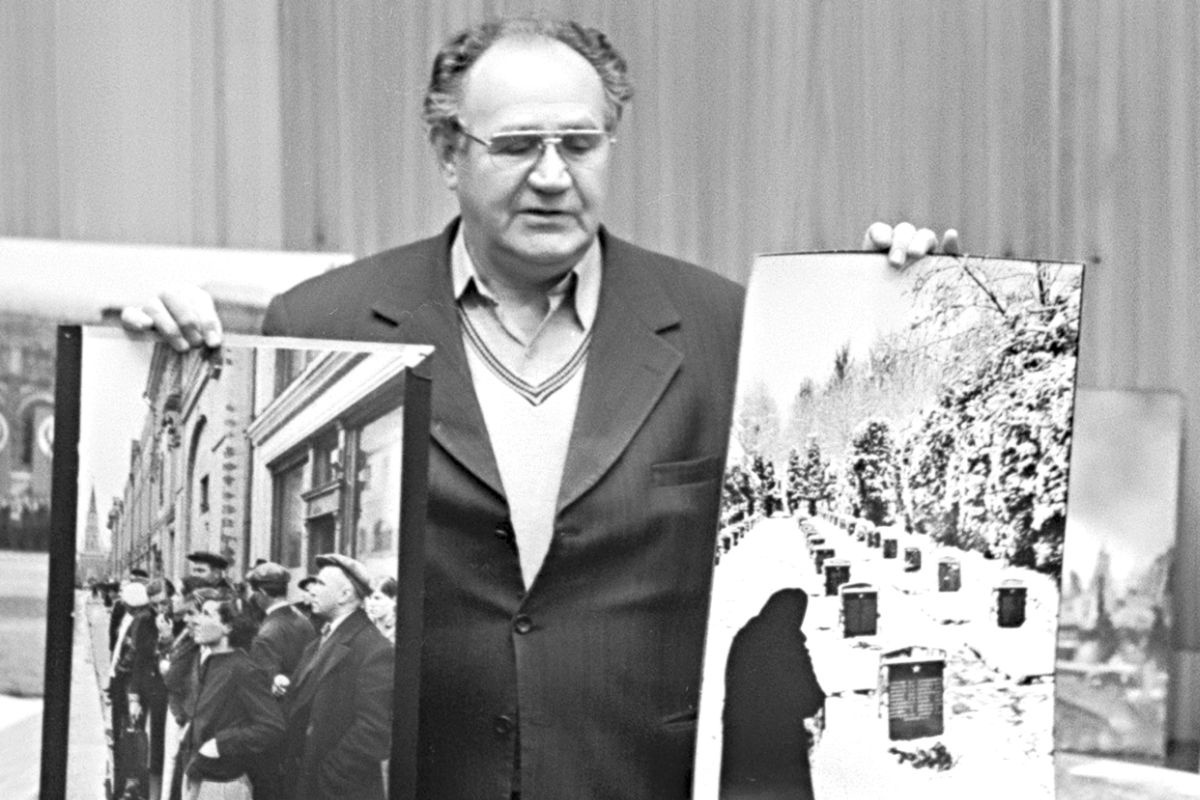    Е.А. Халдей на встрече с сотрудниками агентства "Фотохроники ТАСС". Москва. 1980 г./арх. № 0-397259. Фотограф не уточнён