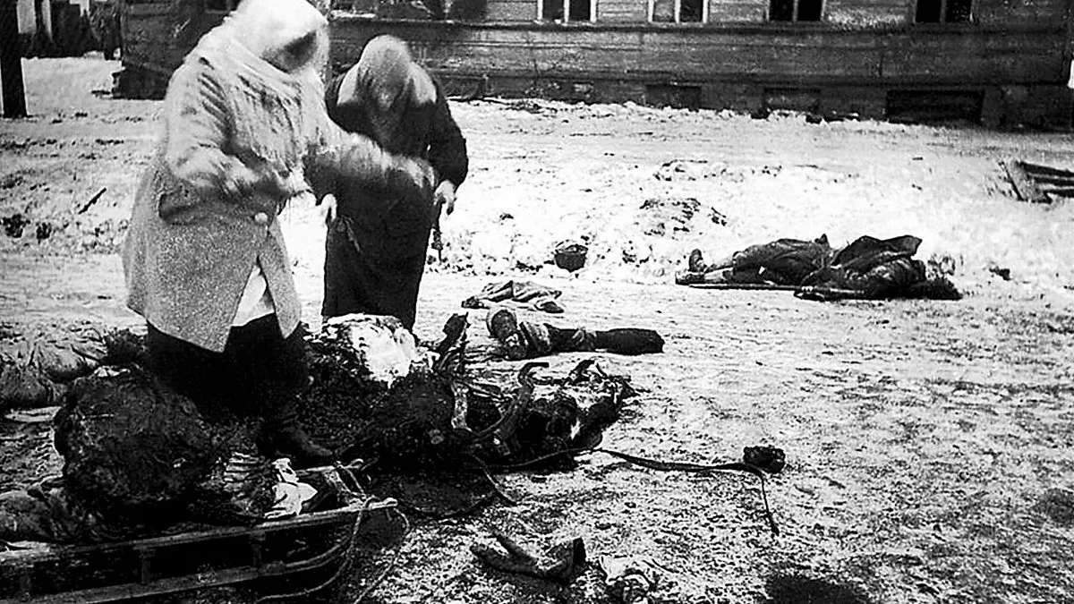 Два ленинградца собирают мясо с лошади, недавно убитой артиллерийским снарядом (из BBC)