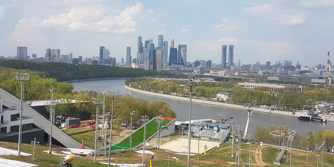 Воробьёвы горы: сугробы в мае, вид на Москву со смотровой площадки. Москва пешком