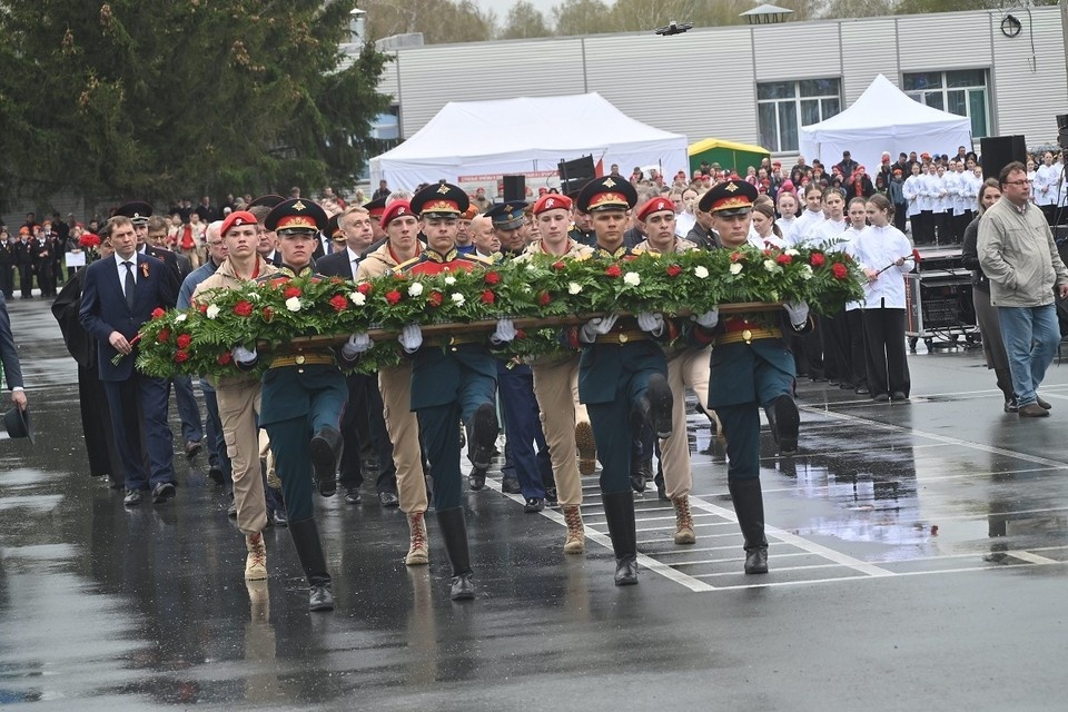    В рамках мероприятия прошло возложение цветов к мемориалу. Фото: правительство Новосибирской области