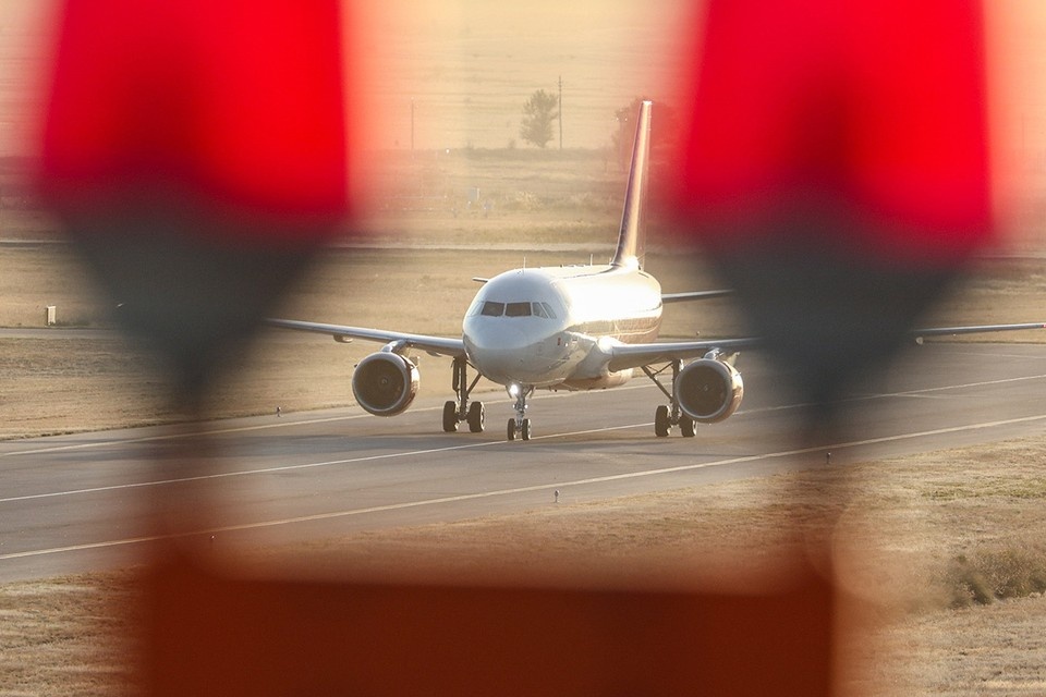    Самолет Sukhoi Superjet в аэропорту Волгограда. Фото: Дмитрий Рогулин/ТАСС
