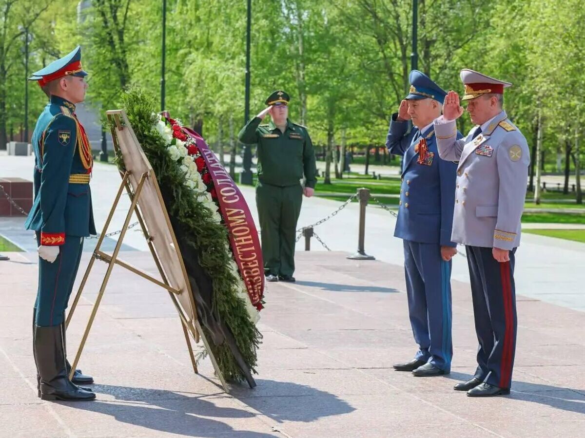    Директор ФСИН Аркадий Гостев возложил цветы к Могиле Неизвестного Солдата в Александровском саду в Москве | © Фото : ФСИН России/Telegram
