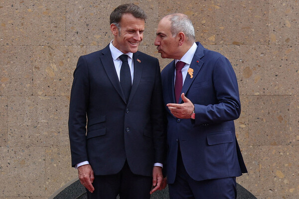 Президент Франции Эммануэль Макрон и премьер-министр Армении Никол Пашинян во время встречи в Ереване, 5 мая 2026 года / Vahram Baghdasaryan/Photolure via Reuters    📷