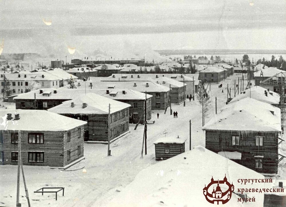 Еще одна очень типичная фотография того времени. Это Сургут. Мы жили рядом с Сургутом (в 10 км). И "архитектура" была абсолютно такой же.