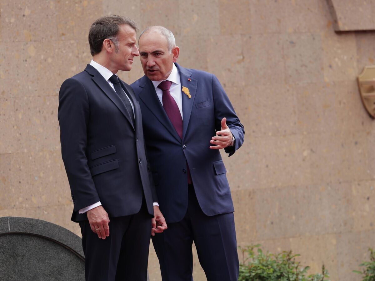    Президент Франции Эммануэль Макрон и премьер-министр Армении Никол Пашинян во время встречи в Ереване | © AP Photo / Anthony Pizzoferrato